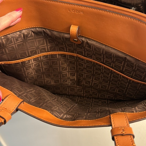 EUC Lodis work bag in tan leather; multiple pockets & laptop protected sleeve - Picture 4 of 6